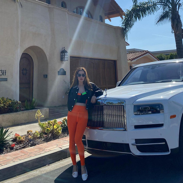 Trên Instagram, Mimi Morris thường xuyên khoe đồ hiệu không thiếu bất kì thứ gì.