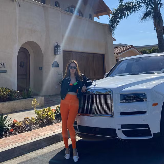 Trên Instagram, Mimi Morris thường xuyên khoe đồ hiệu không thiếu bất kì thứ gì.