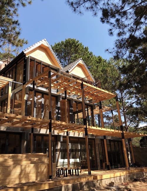 Biệt thự này được xây dựng hoàn toàn bằng gỗ nhập khẩu có vách kính trong suốt. Ảnh: FBNV.