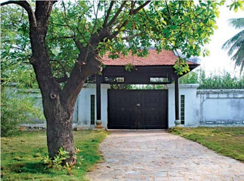 Tổ ấm của Hoa khôi thể thao Thu Hương là căn biệt thự chủ yếu sử dụng gỗ quý ở quận 9 (TP HCM). Ảnh: Người lao động.