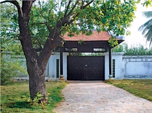 Tổ ấm của Hoa khôi thể thao Thu Hương là căn biệt thự chủ yếu sử dụng gỗ quý ở quận 9 (TP HCM). Ảnh: Người lao động.