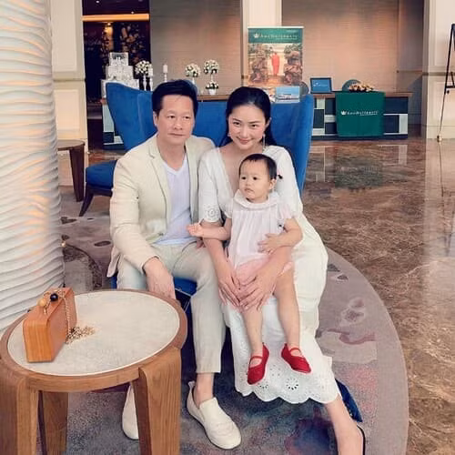 Sau khi "về chung nhà" với đại gia Đức An, Phan Như Thảo có cuộc sống hạnh phúc, viên mãn. Cách đây không lâu, cựu người mẫu/diễn viên khoe biệt thự gỗ rộng 800 m2 vừa hoàn thành trên đồi thông ở Đà Lạt. Ảnh: FBNV.