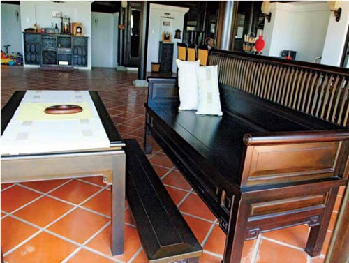 Bộ bàn ghế mang phong cách cổ. Ảnh: Người lao động.