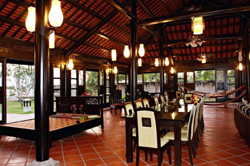 Toàn bộ nội thất trong nhà được làm bằng gỗ đắt tiền. Ảnh: Người lao động.