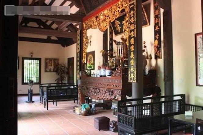 Ngôi nhà 5 gian được thiết kế theo lối đối xứng với nhiều nguyên liệu gỗ quý. Ảnh: Tiền phong.