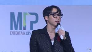 Tuy nhiên, tham vọng của nam ca sĩ Sơn Tùng không chỉ dừng lại có vậy. Cuối năm 2019, M-TP Entertainment tổ chức họp báo rầm rộ tuyên bố chiến lược biến công ty này trở thành tập đoàn giải trí.