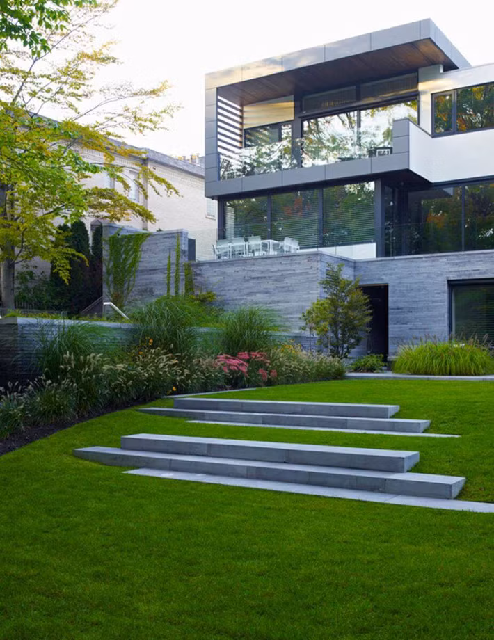 Thông thường, sân là khu vực để cả gia đình vui chơi và thư giãn. Tuy nhiên, vì một lý do nào đó mà khi thiết kế nhà, một số gia chủ vẫn thiết kế các gờ, bậc để ngăn chia các phần sân nhà. Ảnh: Happynest.