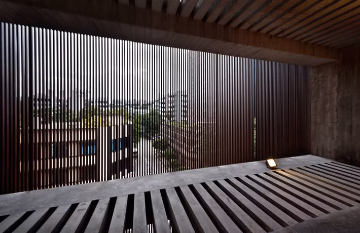 Được tạo nên từ rất nhiều lam gỗ nhỏ xếp sát nhau nên cánh cửa này không kín hoàn toàn. Vì thế, bên ngoài không thể nhìn vào bên trong nhưng từ bên trong có thể dễ dàng quan sát bên ngoài.