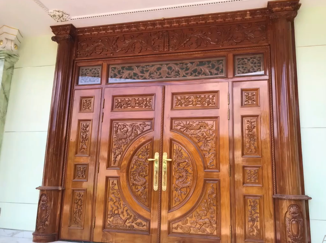 Tính cả biệt thự và khu nhà sát bên cũng bán cùng, có giá trị 120 tỷ đồng. Dù chưa biết chủ nhân thực sự của căn nhà và thông tin phát giá có thực sư chính xác, nhưng nhiều người không khỏi tò mò liệu có ai bỏ ra một số lớn như vậy để mua không. Ảnh: Nhipsongviet.