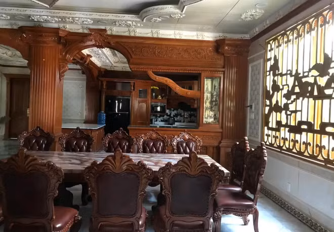 Đặc biệt, chủ nhân đã thi công dát vàng 24k nhiều chi tiết. Ảnh: Nhipsongviet.