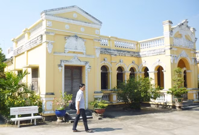 Tọa lạc ở phường 1 của thị xã Gò Công, tỉnh Tiền Giang, nhà Đốc phủ Hải (Đốc phủ sứ Nguyễn Văn Hải) là một trong những ngôi nhà địa chủ tiêu biểu nhất ở đồng bằng sông Cửu Long nói chung và Tiền Giang nói riêng còn được gìn giữ cho đến nay. Ảnh: NLĐ.