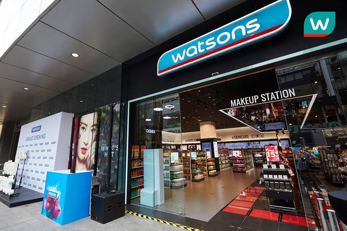 Cửa hàng A. S. Watson & Co thành lập tại Hong Kong vào năm 1841. Đây cũng là công ty con của Tập đoàn CK Hutchison Holdings Limited, với 5 ngành kinh doanh chính là cảng biển và dịch vụ liên quan, bán lẻ, cơ sở hạ tầng, năng lượng và viễn thông. Ảnh: FB Nhung Phan.