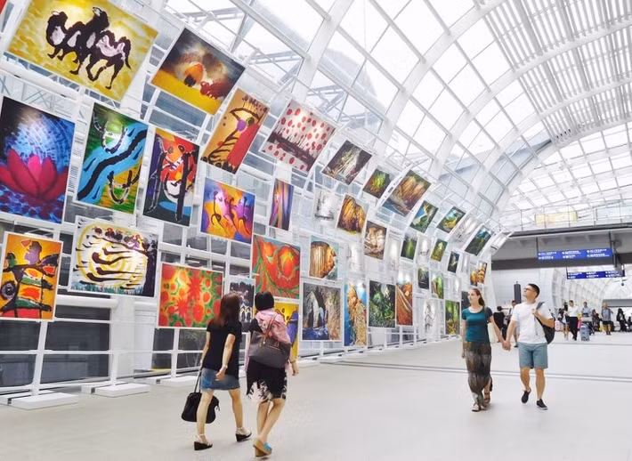 Đến với sân bay quốc tế Hong Kong, du khách như lạc vào một bảo tàng hàng không khổng lồ.