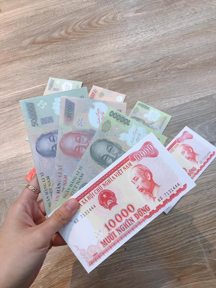 Phong bao lì xì tờ 10.000 màu đỏ cũng chút hoài niệm khi nó đã không còn giá trị lưu hành. Ảnh: FB Linhh Trangg.