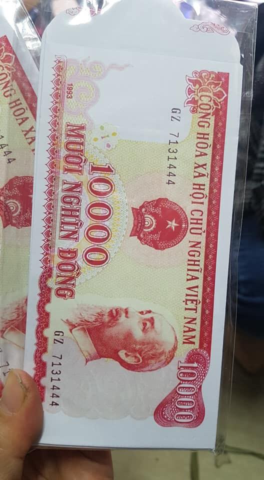 Một set (100 chiếc) phong bao lì xì tờ 10.000 đỏ được rao bán với giá 100.000 đồng. Ảnh: FB Nguyễn Thúy.