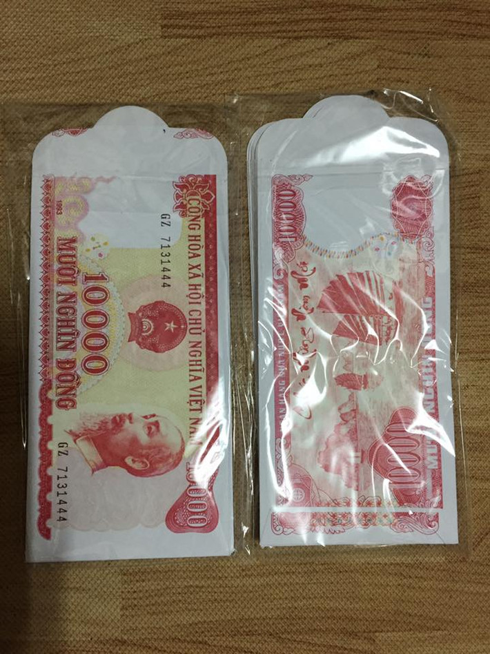 Bao lì xì in hình tờ tiền cotton mệnh giá 10.000 đồng được nhiều người lùng mua vì sự độc đáo. Ảnh: FB Nguyễn Thúy.