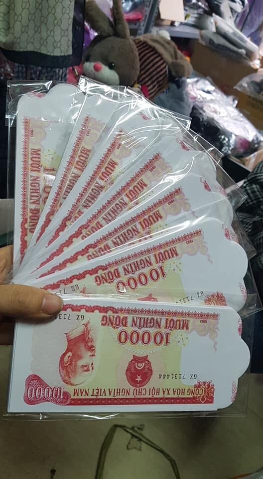 Càng gần Tết Nguyên đán, thị trường phong bao lì xì càng trở nên sôi động. Bên cạnh các mẫu bao lì xì hình heo ngộ nghĩnh hay đội tuyển Việt Nam...nhiều chị em còn đang tìm mua loại bao lì xì hình tờ tiền cotton 10.000 màu đỏ. Ảnh: FB Nguyễn Thúy.