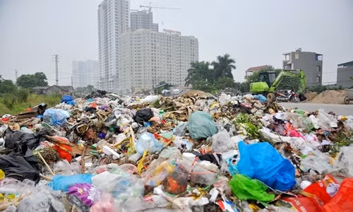 Theo Reatimes, tháng 8/2017, rác thải tại KĐT Nam An Khánh không được xử lý. Rác thải chất đống ngay tại lối ra vào các chung cư khiến cư dân bức xúc. Ảnh: Batdongsanvietnam.