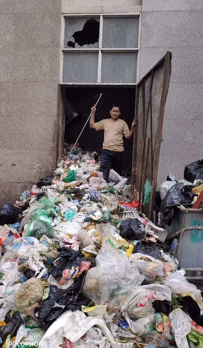 Theo đó, từ ngày 3/1/2019 đơn vị thu gom rác thải là Công ty CP Môi trường đô thị Hà Đông không tiến hành thu gom rác thải tại khu vực tòa nhà, khiến hàng chục m3 rác thải ùn ứ trong thang xả rác. Ảnh: Thuonghieuvaphapluat.