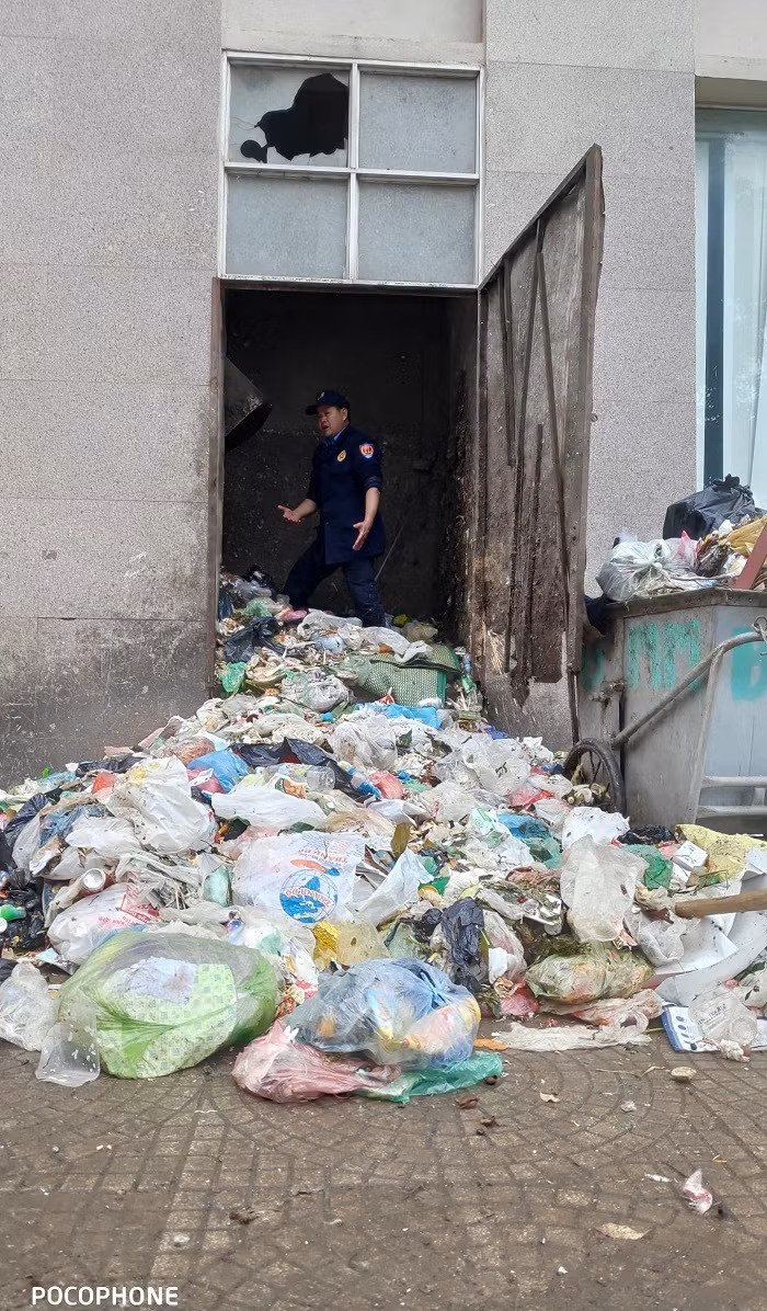Rác thải thậm chí đã ngập đến cửa xả tầng 7 của tòa nhà. Ảnh: Thuonghieuvaphapluat.