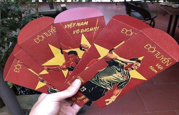 Phong bao lì xì in hình huấn luyện viên Park Hang Seo và các cầu thủ đội tuyển Việt Nam có giá 20.000 - 40.000 đồng/xấp 10 bao. Ảnh: Facebook.