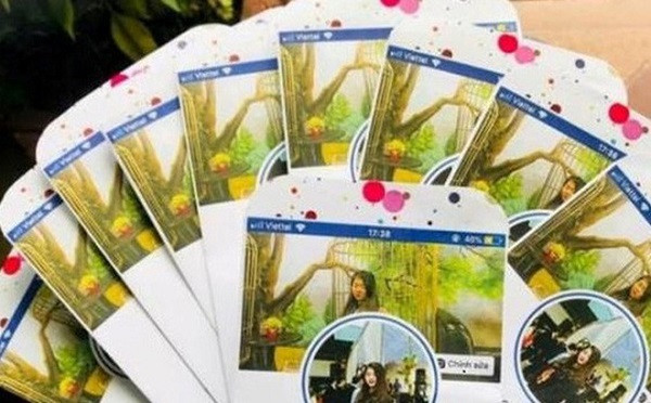 Đáng chú ý, bao lì xì Tết 2019 còn in hình giao diện facebook cá nhân. Giá sản phẩm từ 35.000 - 90.000 đồng/10 chiếc, tùy chất liệu giấy. Ảnh: Voh.