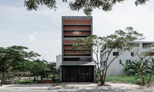 Nằm trong một khu dân cư mới còn khá vắng vẻ, bao quanh là các khu đất trống của huyện ngoại thành ở TP HCM, ngôi nhà cần thiết một giải pháp tránh được các loại côn trùng và đảm bảo không gian sống thoải mái, tiện nghi.