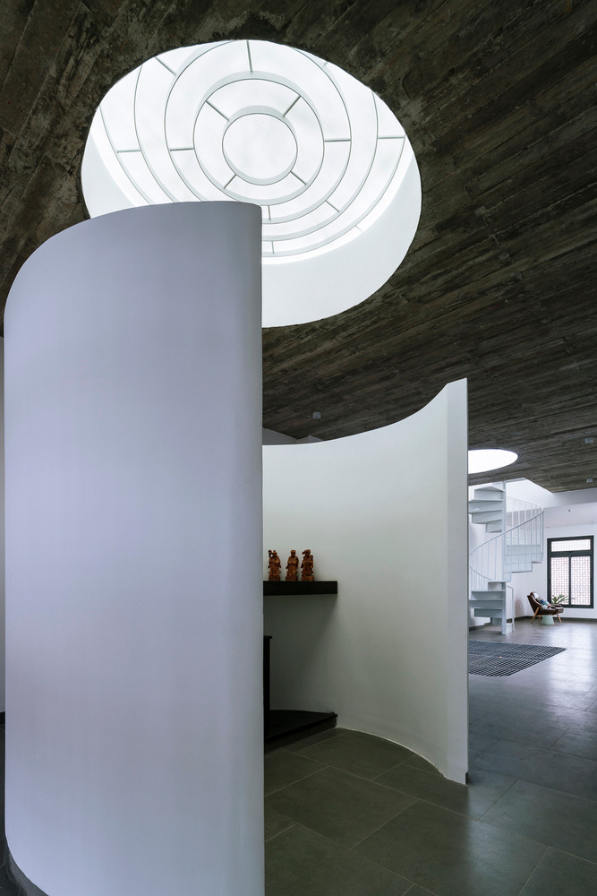 Tầng 1 là không gian sinh hoạt chung gồm phòng khách, nhà bếp, phòng ăn và phòng ngủ của ông bà. Tầng 2 là không gian phòng ngủ, khu vực thư giãn và tầng 3 là sân chơi trong nhà và phòng thờ.