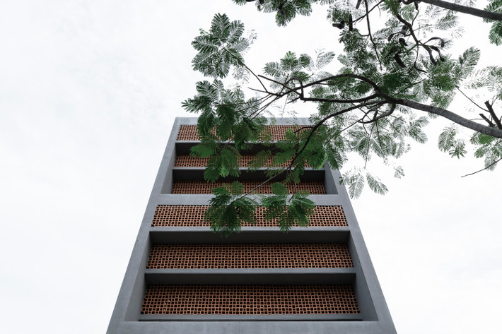 Lớp màng lớn này được tạo nên từ gạch bông gió và lưới chống côn trùng.