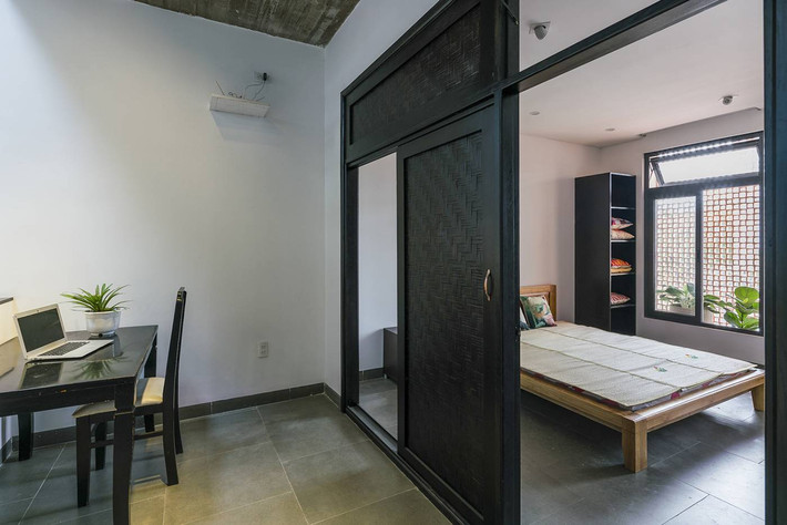 Phòng ngủ ngập tràn ánh sáng tự nhiên.