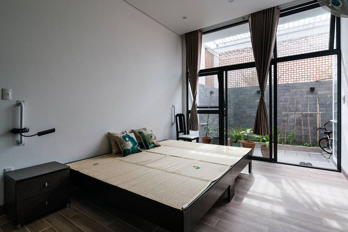 Phòng ngủ của ông bà có khoảng sân nhỏ để trồng cây.