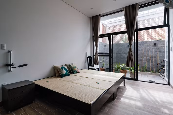 Phòng ngủ của ông bà có khoảng sân nhỏ để trồng cây.