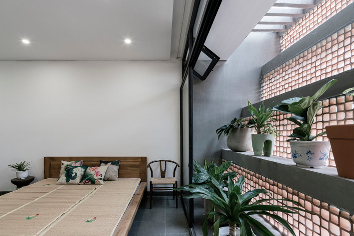 Các bậc được tận dụng làm nơi đặt chậu cây đồng thời là không gian thư giãn. Nguồn ảnh: Quang Tran.