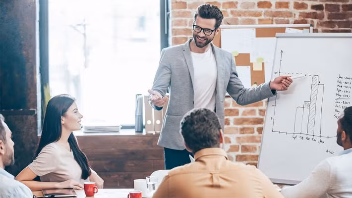 Mức lương của một giám đốc bán hàng dao động từ 71.000 USD - 146.000 USD, thấp hơn nhiều so với nhân viên kiểm soát không lưu. Tuy nhiên, giám đốc bán hàng được nhiều người lựa chọn bởi nó có tiềm năng kiếm thêm theo cấp số nhân.