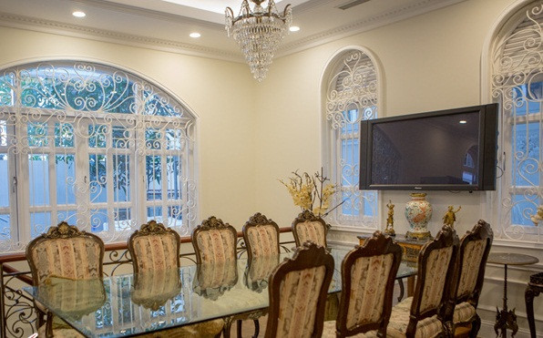 Mọi ngóc ngách của căn biệt thự luôn đặt để những đồ vật trang trí cầu kỳ đắt đỏ. Ảnh: Vietnamnet.