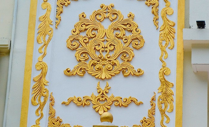 Những họa tiết được phủ vàng tạo nên nét nổi bật, độc nhất vô nhị của tòa biệt thự. Ảnh: Bảo Ngọc.