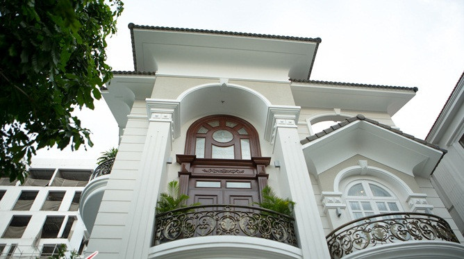 Ngôi nhà mà Hoa hậu Ngô Mỹ Uyên mua cho bố mẹ nằm ở quận 2 (TP HCM), có kết cấu song lập, bao quanh là khuôn viên có nhiều cây xanh. Ảnh: Vietnamnet.