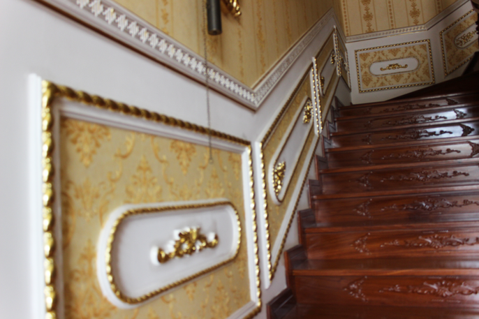 Ông Thiện cho biết, phần bên ngoài biệt thự là sơn màu vàng, chỉ có các chi tiết bên trong được ốp vàng 24k, bao gồm trần nhà, tường và một số chi tiết khác. Ảnh: Nld.