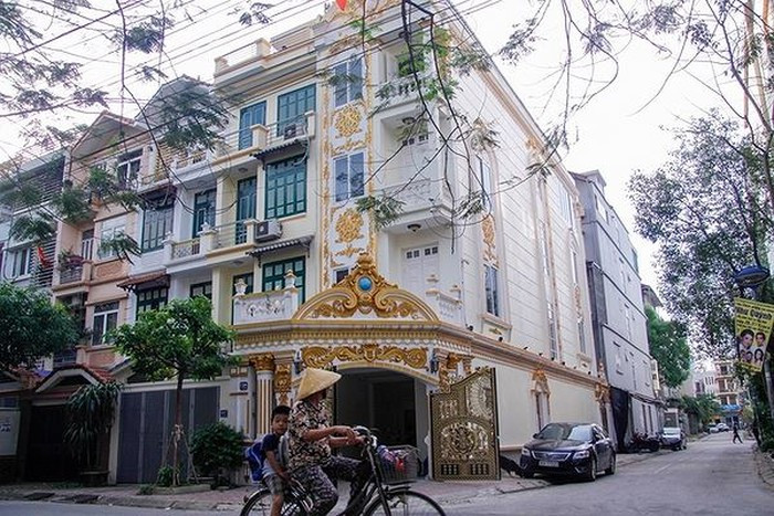 Tọa lạc tại Khu đô thị Văn Quán (Hà Đông, Hà Nội), ngôi biệt thự trắng hai mặt tiền với các thiết kế tinh xảo được phủ vàng khiến nhiều phải xuýt xoa. Ảnh: Tiền phong.