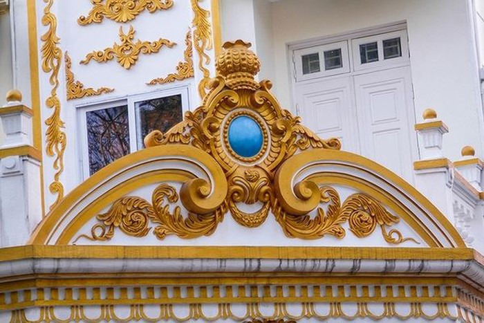Trên tường cổng và tường nhà là các họa tiết hoa văn được thiết kế tỉ mỉ, kỳ công. Ảnh: Tiền phong.