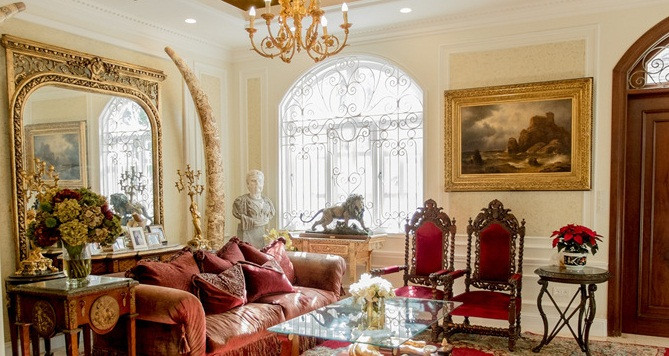 Nhìn tổng quan, ngôi nhà mang phong cách bán cổ điển với sắc trắng sang trọng. Ảnh: Vietnamnet.