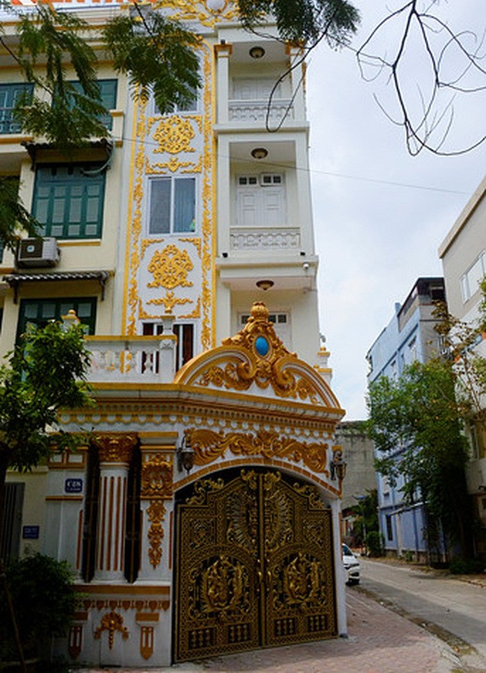 Toàn bộ mặt tiền của căn biệt thự được gia chủ sơn trắng, làm nổi các chi tiết gờ phào, họa tiết ban công, kính các ô cửa. Ảnh: Bảo Ngọc.