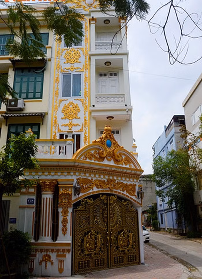 Toàn bộ mặt tiền của căn biệt thự được gia chủ sơn trắng, làm nổi các chi tiết gờ phào, họa tiết ban công, kính các ô cửa. Ảnh: Bảo Ngọc.