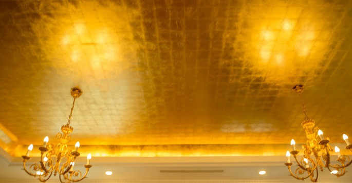 Tuy nhiên, trần của phòng khách được dát vàng óng ánh. Ảnh: Vietnamnet.