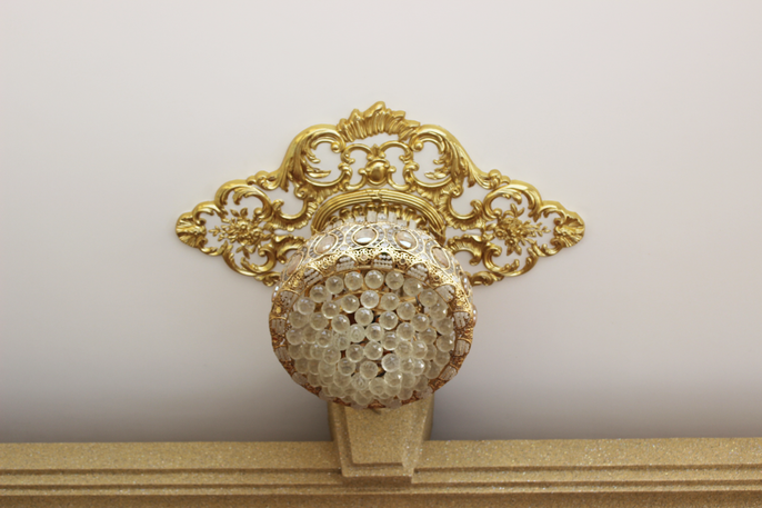 Đèn treo tường được ốp vàng. Ảnh: Nld.