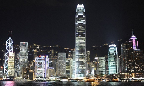 Báo cáo cho hay, trong năm 2018 giá nhà bình quân ở Hồng Kông đạt mức 20,9 lần so với thu nhập bình quân hàng năm của hộ gia đình địa phương, tăng so với mức 19,4 lần trong năm 2017. Ảnh: Youtube.