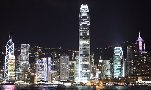 Báo cáo cho hay, trong năm 2018 giá nhà bình quân ở Hồng Kông đạt mức 20,9 lần so với thu nhập bình quân hàng năm của hộ gia đình địa phương, tăng so với mức 19,4 lần trong năm 2017. Ảnh: Youtube.