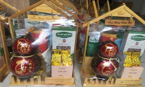 Năm nay, giỏ quà Tết bằng khung gỗ lạ mắt gây ấn tượng ngay từ lần đầu xuất hiện. Ảnh: Facebook.