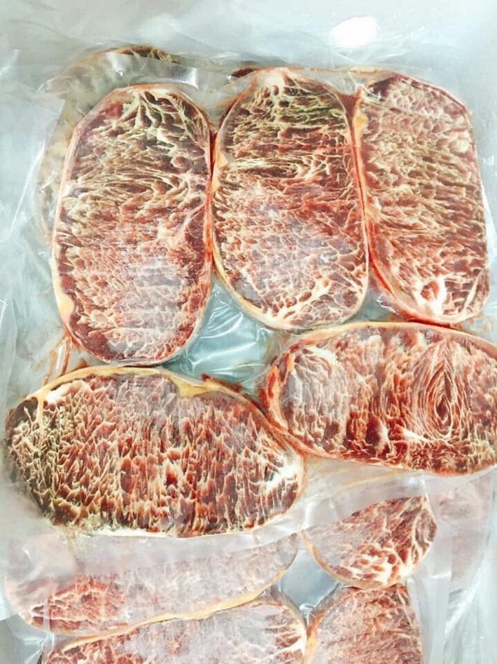 Thịt được nhập từ Nhật Bản, bảo quản ở nhiệt độ tối thiểu -20 độ C, có tem để truy xuất nguồn gốc. Giá mỗi kg bò Kobe lên tới hàng chục triệu đồng. Ảnh: Thao Pham.