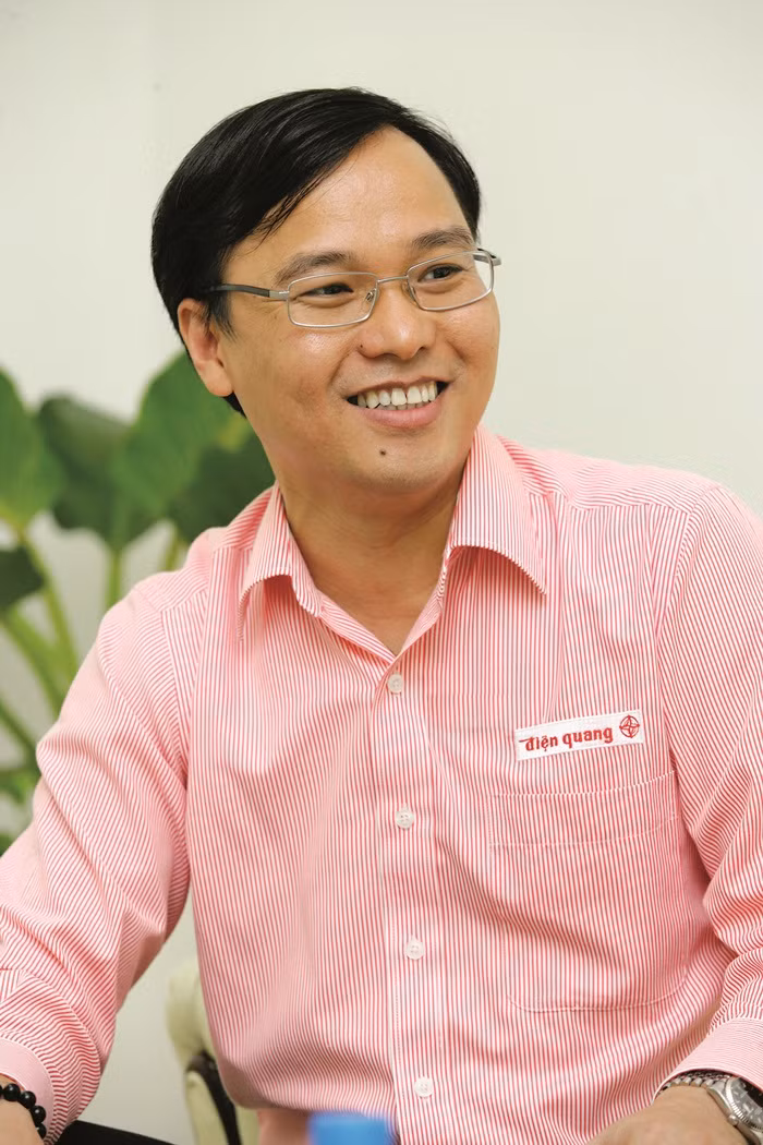 Ông Hưng thuộc thế hệ doanh nhân 7X có học vấn và được đào tạo bài bản. Trước khi gia nhập Điện Quang vào năm 2007, ông Hưng đã từng công tác tại CTCP Nhựa Rạng Đông, Công ty Giày Hiệp Hưng và sau đó là Giám đốc của Công ty TNHH Việt. Ảnh: NDH.